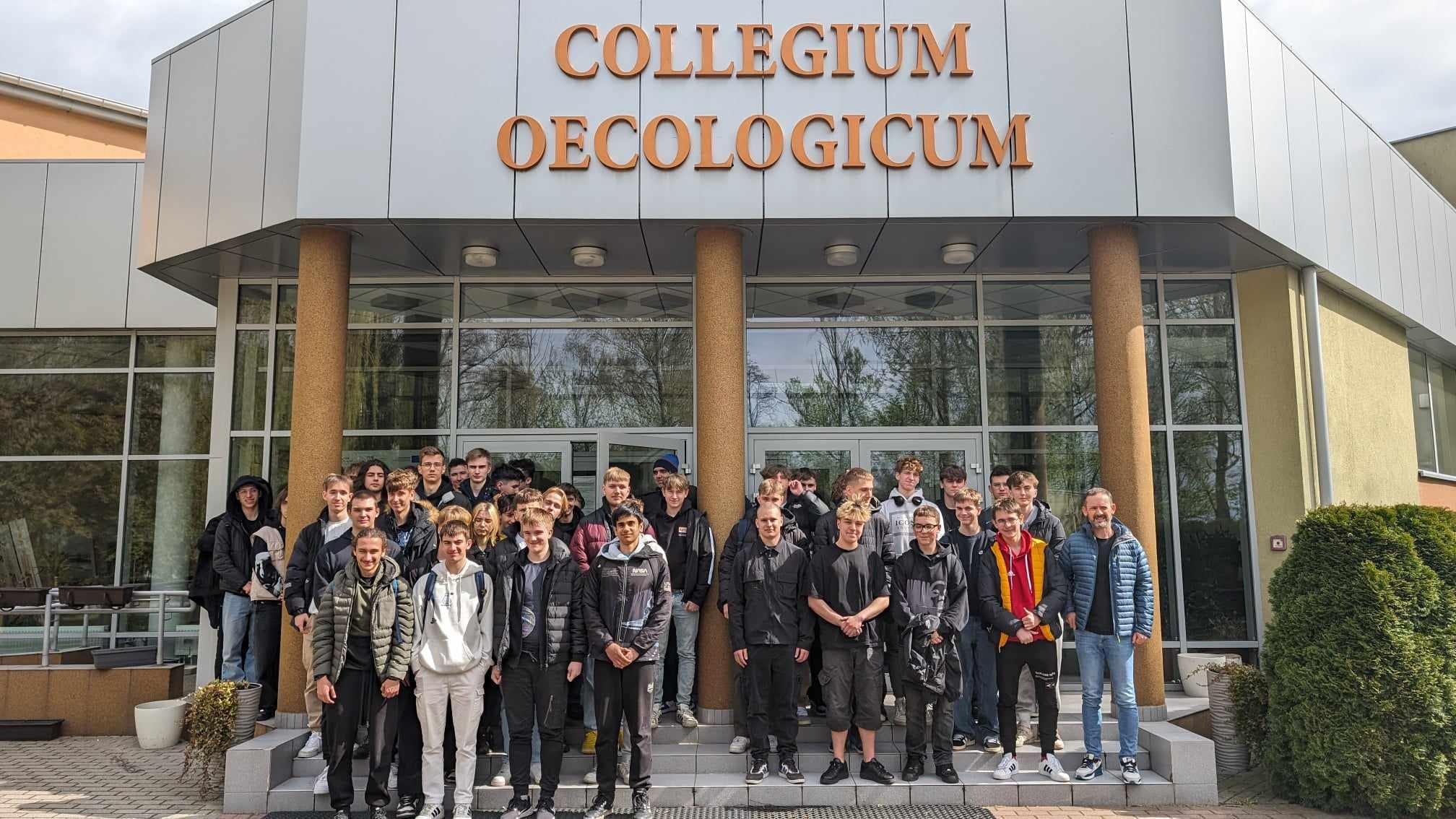 Uczestnicy warsztatów przed budynkiem Collegium Mechanicum, w którym studenci informatyki UK mają zajęcia.