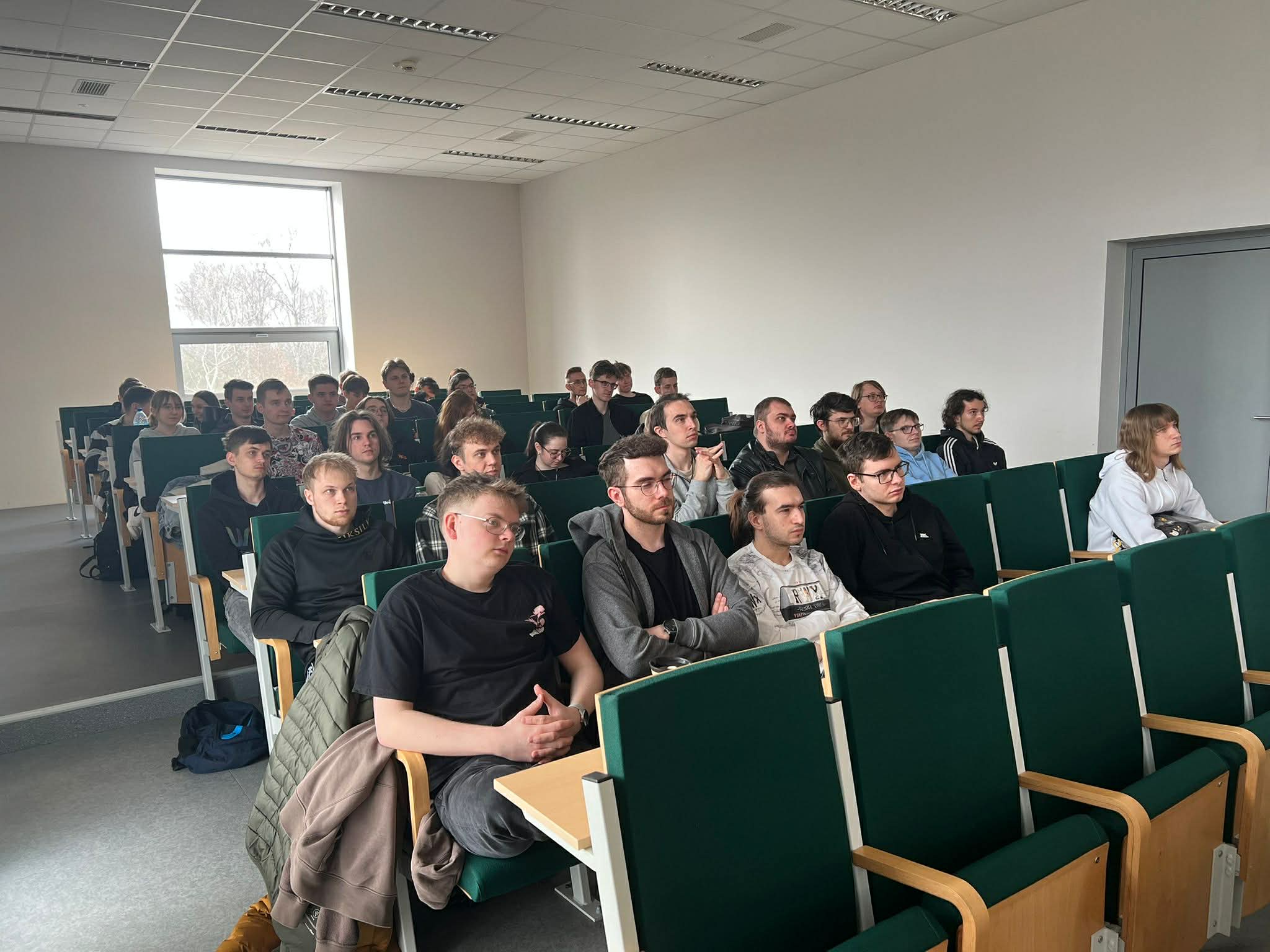 Studenci kierunku informatyka w sali wykładowej podczas spotkania z przedstawicielami firmy BIG STAR JEANS.