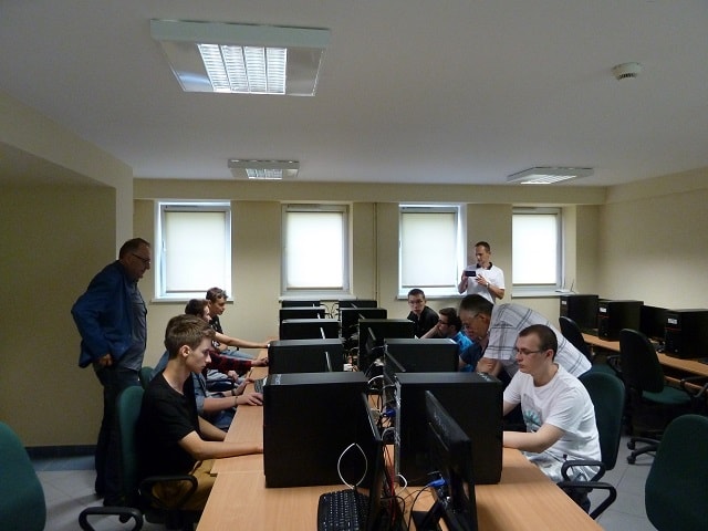 Uczniowie ZST-E podczas zajęć warsztatowych z informatyki